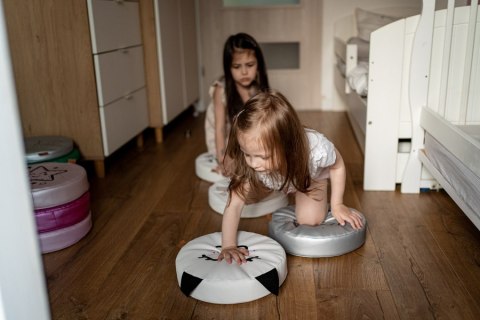 Poduszki białe ekoskóra KOTEK z uszkami 1 szt. 6 cm AKSON - Kotek - oczy w dół