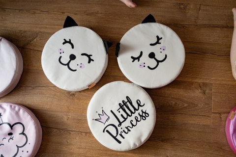 Poduszki białe ekoskóra KOTEK z uszkami 1 szt. 6 cm AKSON - Kotek - oczy w górę