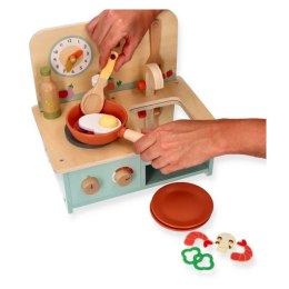 Mała drewniana kuchnia z akcesoriami