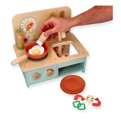 Mała drewniana kuchnia z akcesoriami